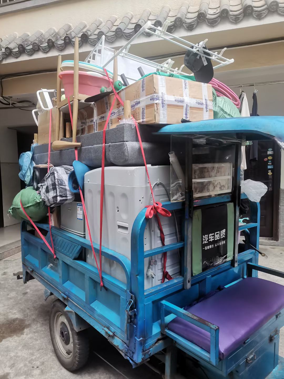 專業三輪車搬家拉貨服務，收費合理，隨叫隨到